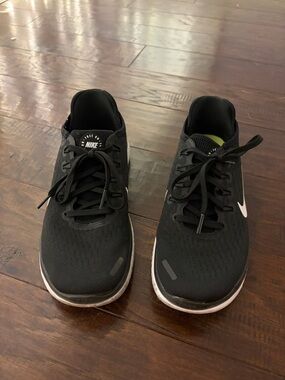 Nike Black and White Women’s Athletic Shoes
